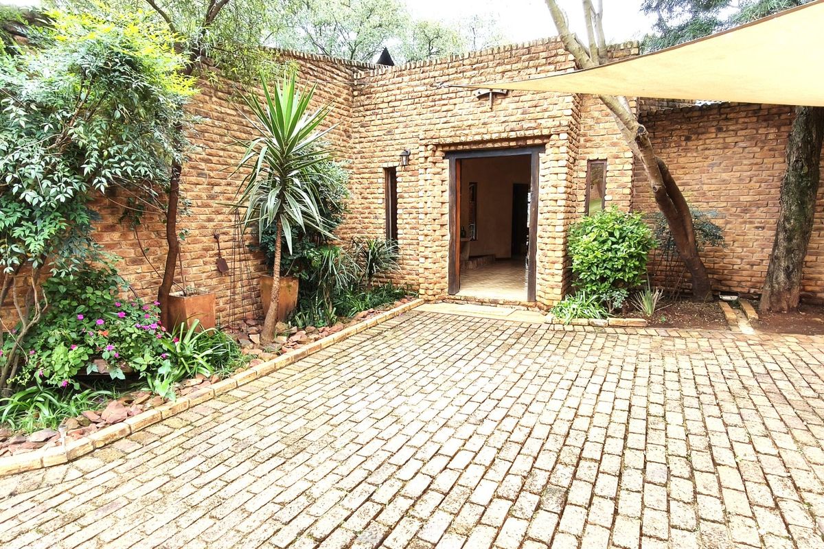 Luxurious Roodepoort Home with Entertainer’s Flow - Photo 3