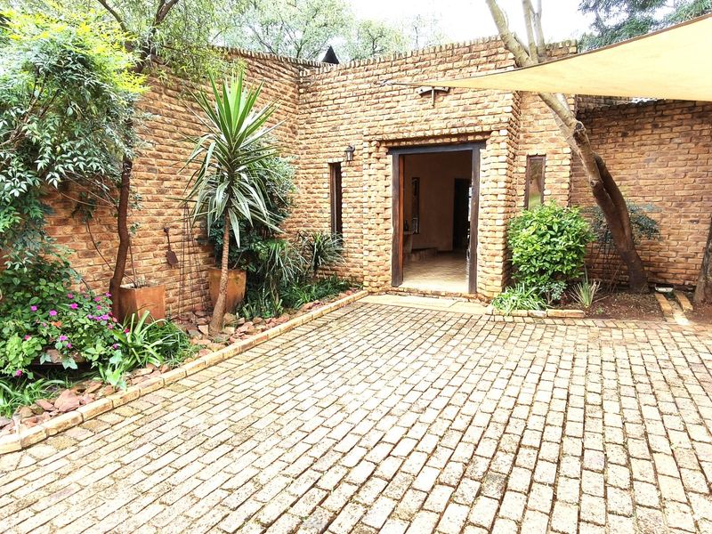 Luxurious Roodepoort Home with Entertainer’s Flow - Photo 3