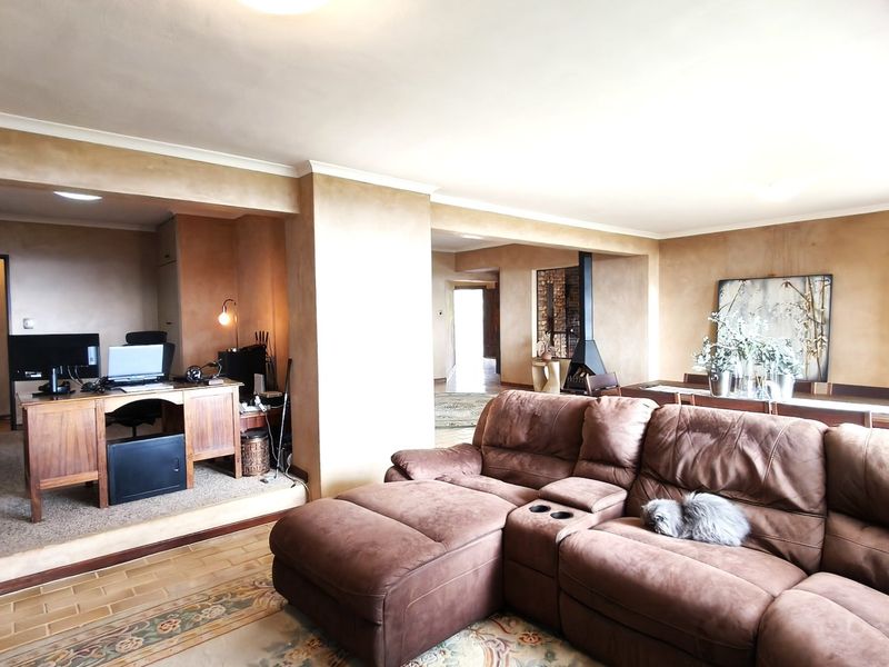 Luxurious Roodepoort Home with Entertainer’s Flow - Photo 10