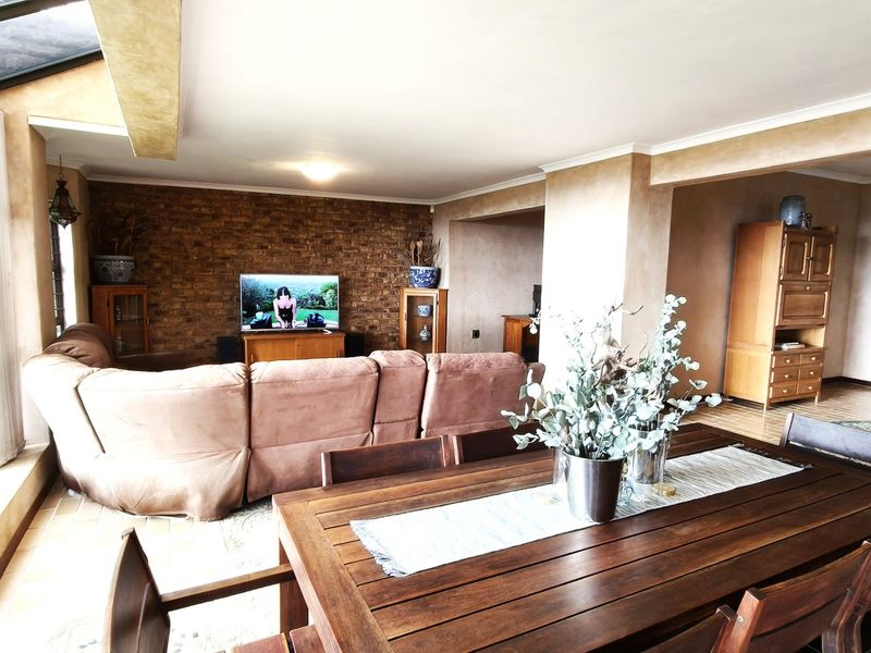 Luxurious Roodepoort Home with Entertainer’s Flow - Photo 9