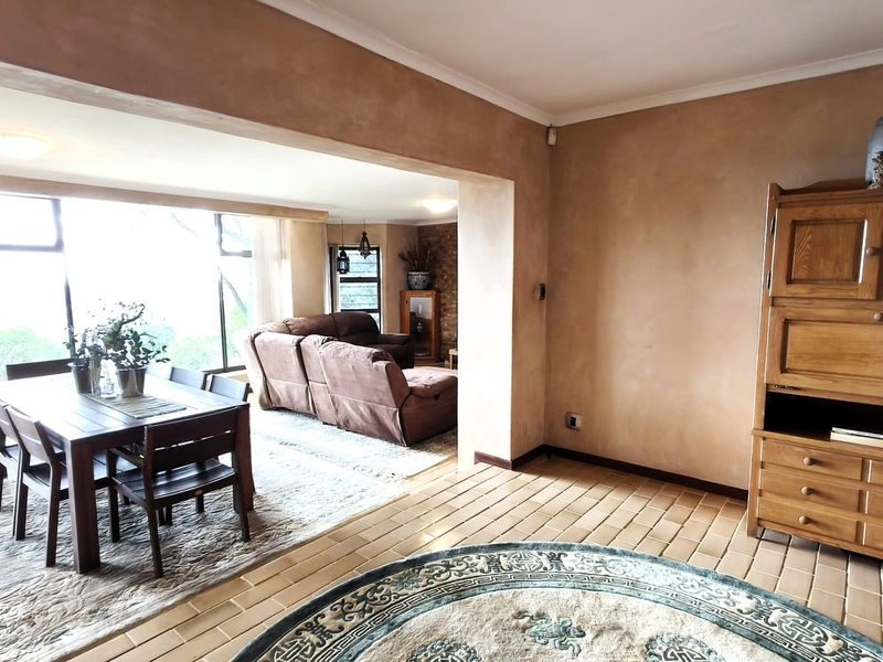 Luxurious Roodepoort Home with Entertainer’s Flow - Photo 7