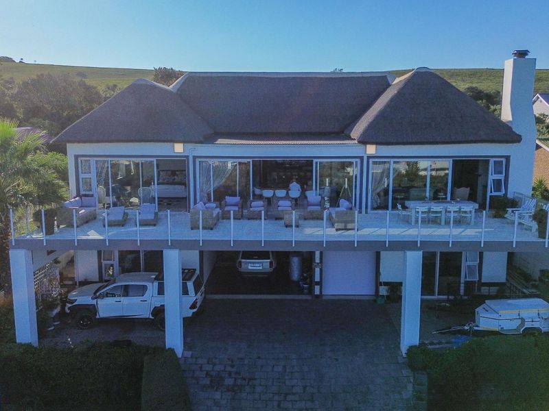 Coastal Luxury Retreat with Uninterrupted Sea Views in Cannon Rocks - Photo 3