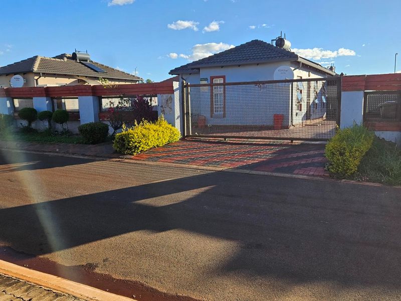 A beautiful three-bedroom home  - Photo 9