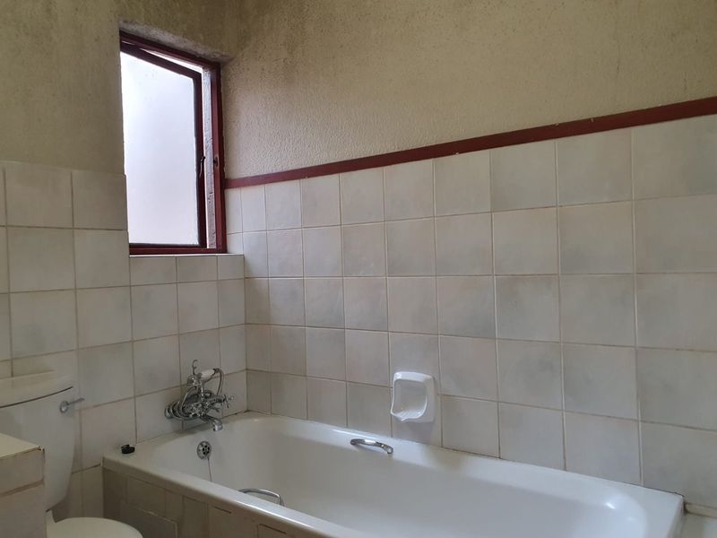 Secure 1st floor apartment in Dowerglen Ext 4 - Photo 9