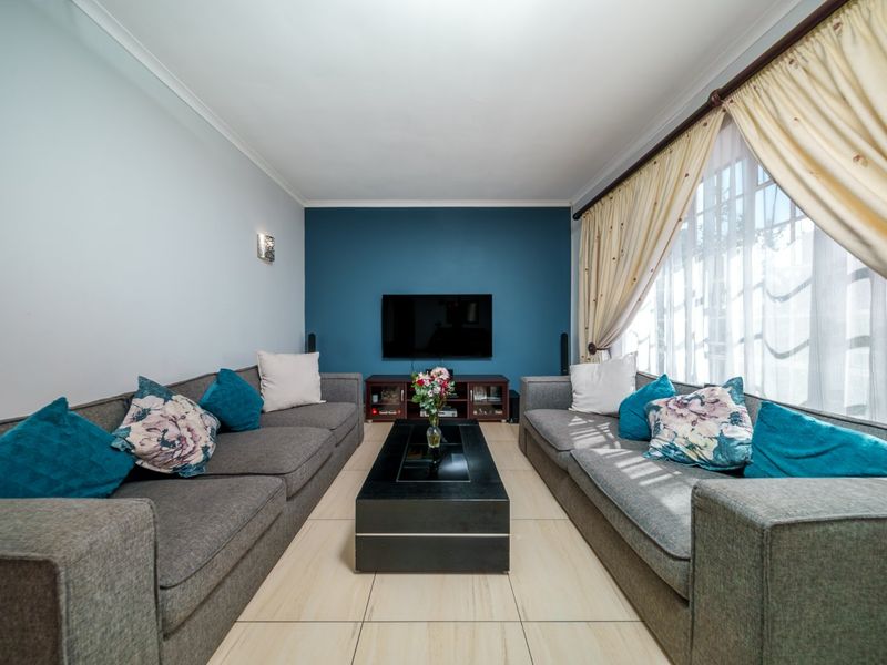 Modern Family Home with Flatlet in Kelvin Estate. - Photo 2