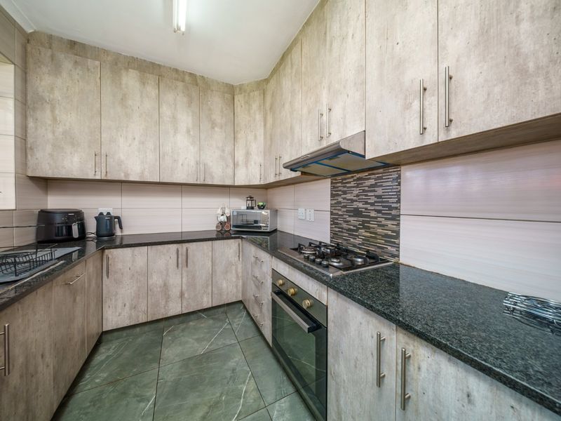 Modern Family Home with Flatlet in Kelvin Estate. - Photo 5