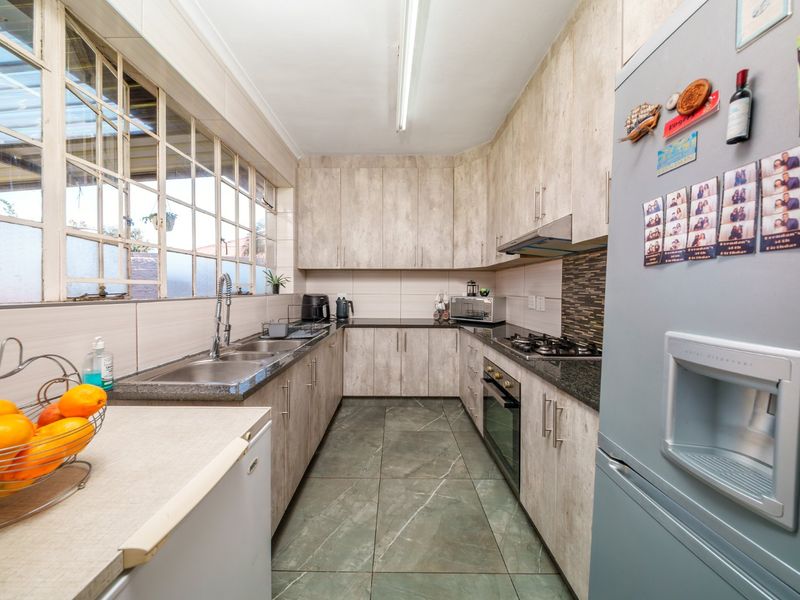 Modern Family Home with Flatlet in Kelvin Estate. - Photo 7
