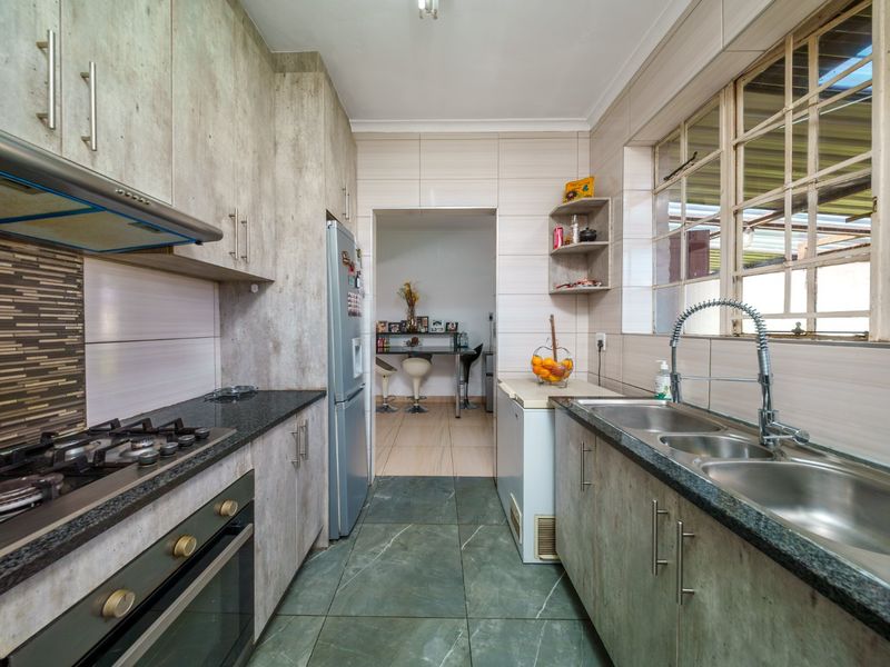 Modern Family Home with Flatlet in Kelvin Estate. - Photo 6