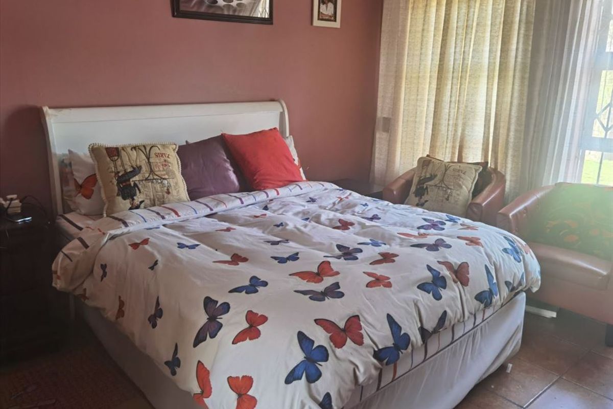 Charming Three-Bedroom Home with Spacious Living Areas - Photo 3