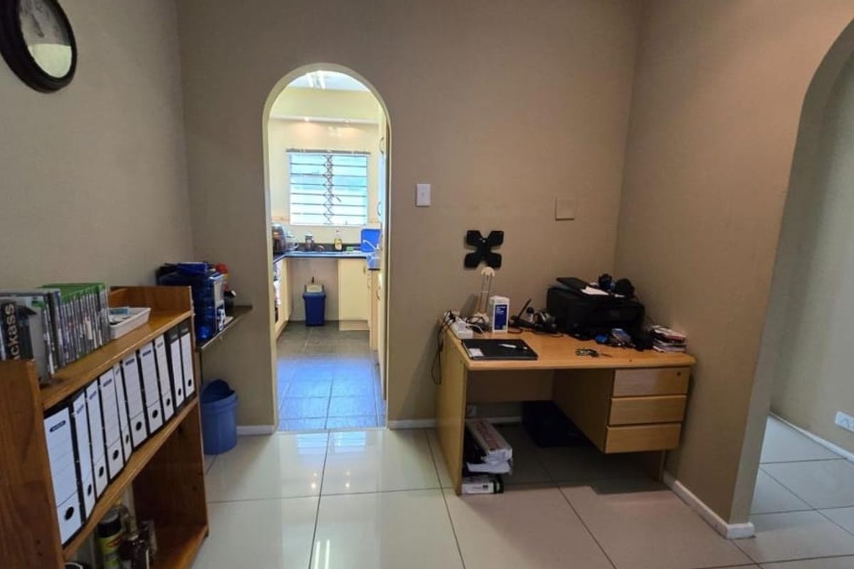 1.5 Bedrooms, 1 Bathroom Apartment To Let In Bulwer, Durban - Photo 5