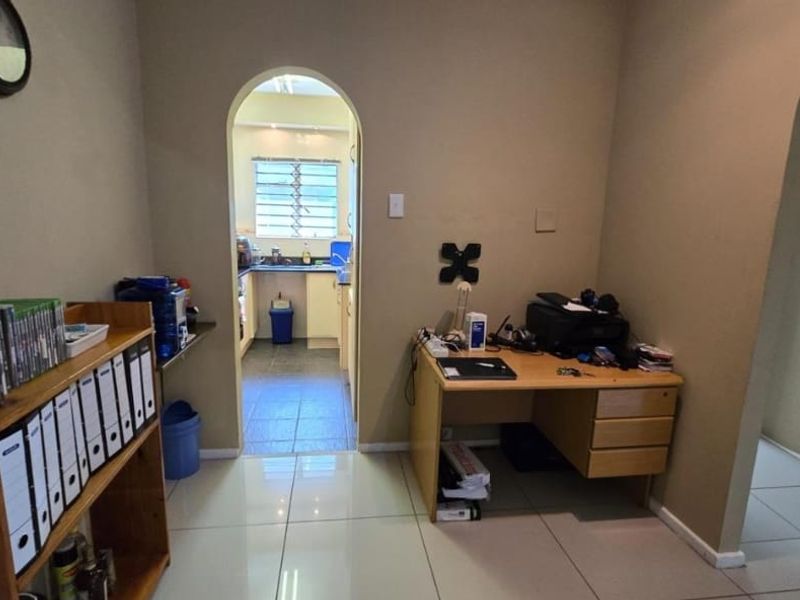 1.5 Bedrooms, 1 Bathroom Apartment To Let In Bulwer, Durban - Photo 5