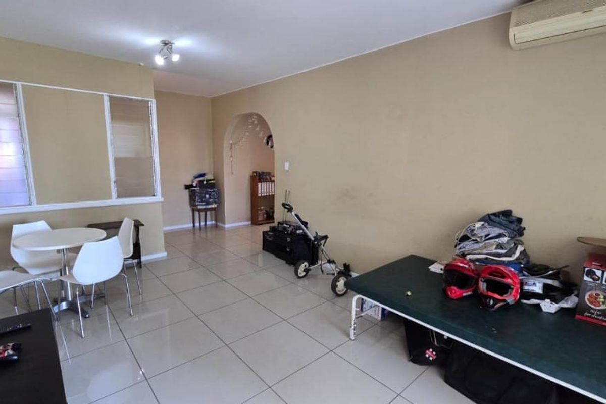 1.5 Bedrooms, 1 Bathroom Apartment To Let In Bulwer, Durban - Photo 3