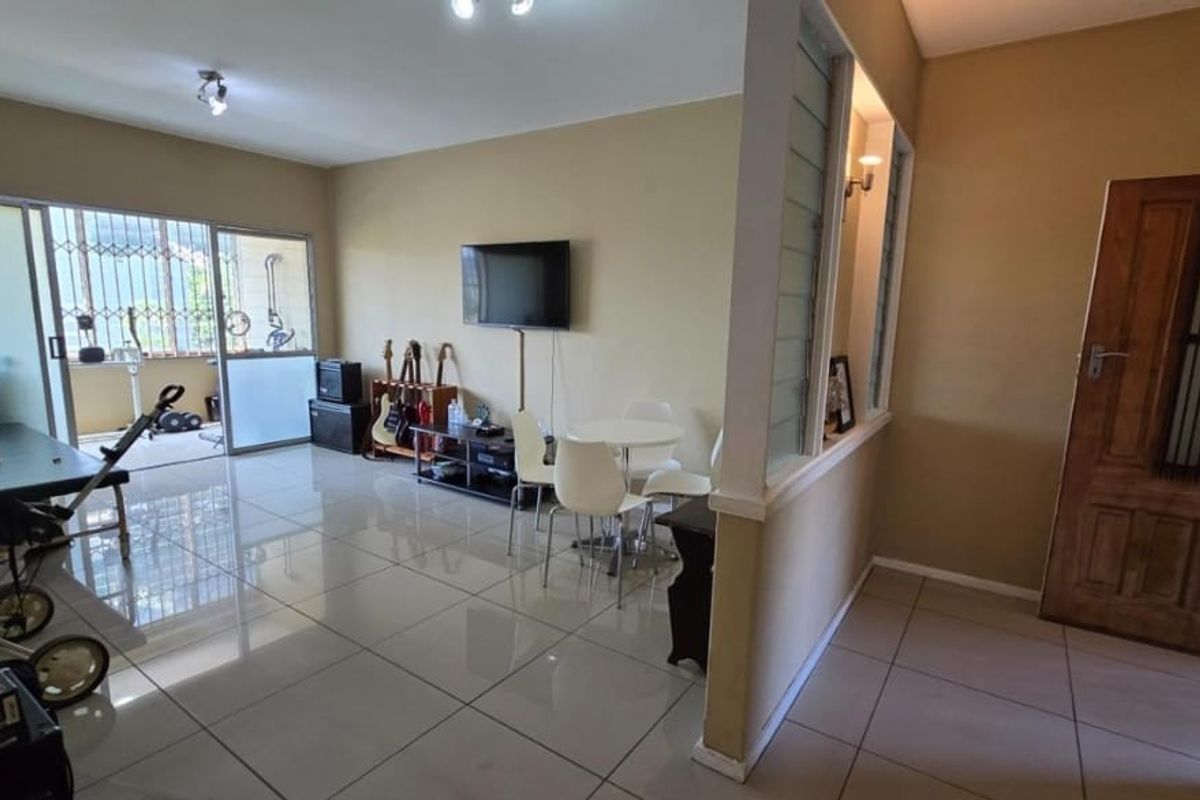 1.5 Bedrooms, 1 Bathroom Apartment To Let In Bulwer, Durban - Photo 4
