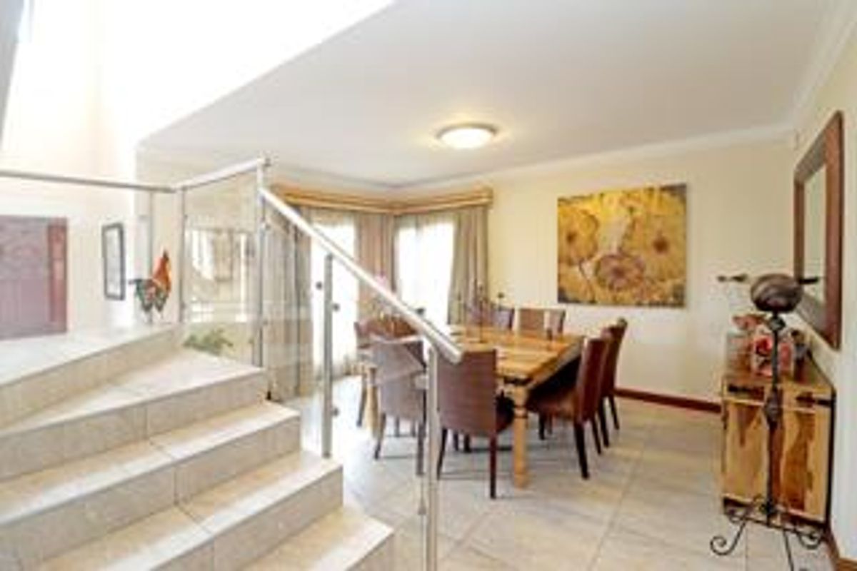 Beautiful 3 bedroom double-storey home situated in the heart of Farramre - Photo 4