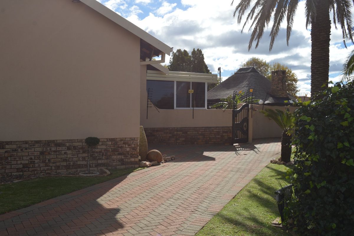 Picture-Perfect Perfection on a Prime Corner Stand in Meiringspark - Photo 5