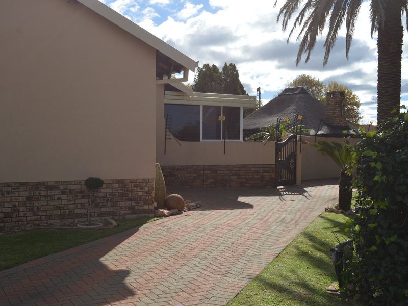 Picture-Perfect Perfection on a Prime Corner Stand in Meiringspark - Photo 5