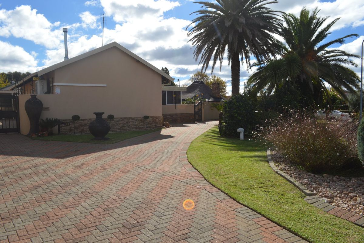 Picture-Perfect Perfection on a Prime Corner Stand in Meiringspark - Photo 4