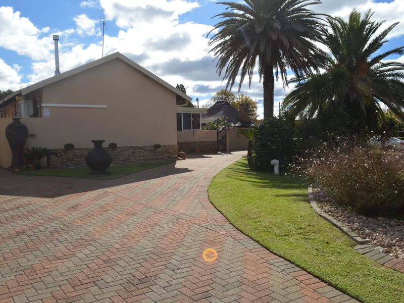 Picture-Perfect Perfection on a Prime Corner Stand in Meiringspark - Photo 4