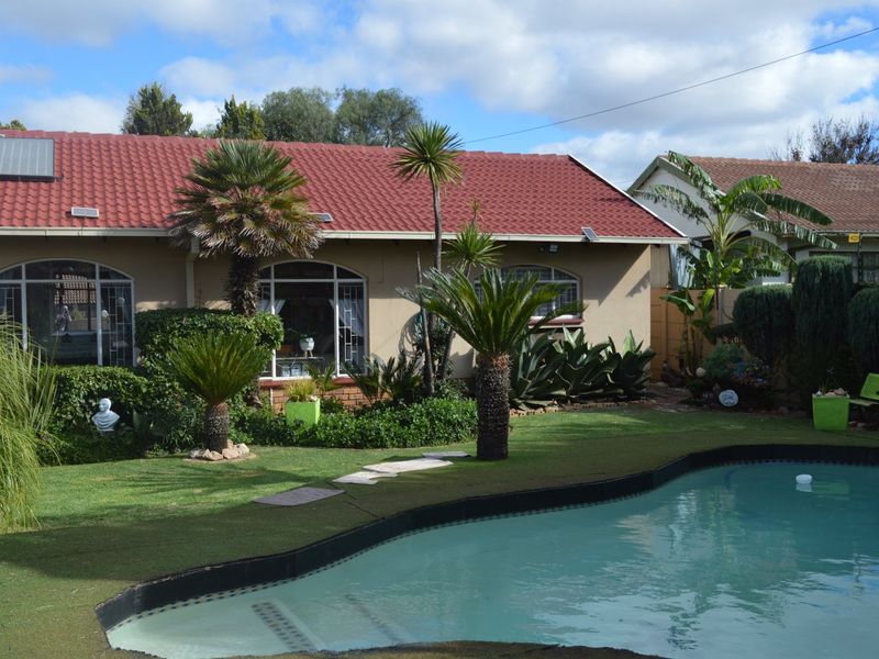 Picture-Perfect Perfection on a Prime Corner Stand in Meiringspark - Photo 9