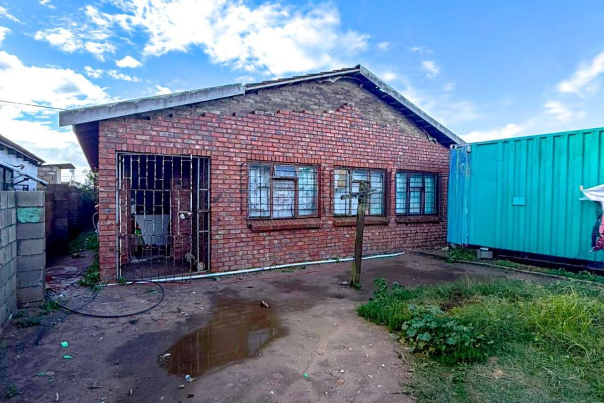 3 Bedroom Fixer-Upper Home with Garage For Sale in Kwanonqaba – R699 000 - Photo 2