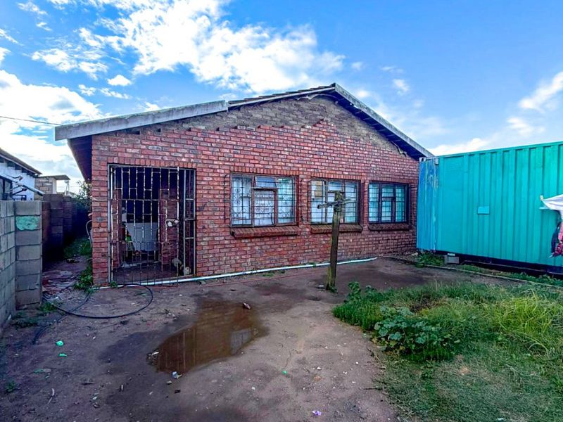 3 Bedroom Fixer-Upper Home with Garage For Sale in Kwanonqaba – R699 000 - Photo 2