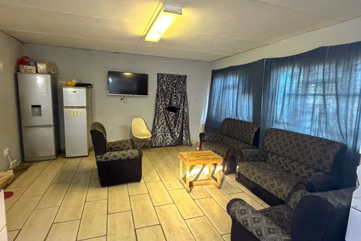 3 Bedroom Fixer-Upper Home with Garage For Sale in Kwanonqaba – R699 000 - Photo 4
