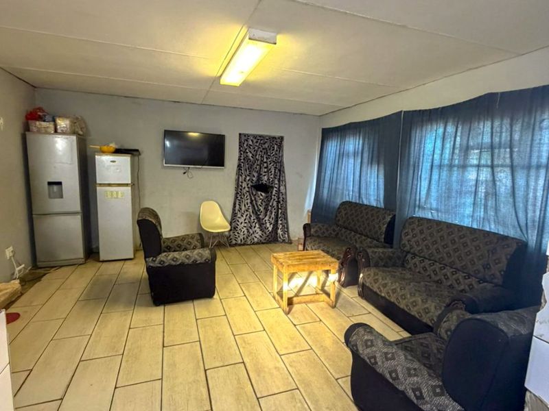3 Bedroom Fixer-Upper Home with Garage For Sale in Kwanonqaba – R699 000 - Photo 4