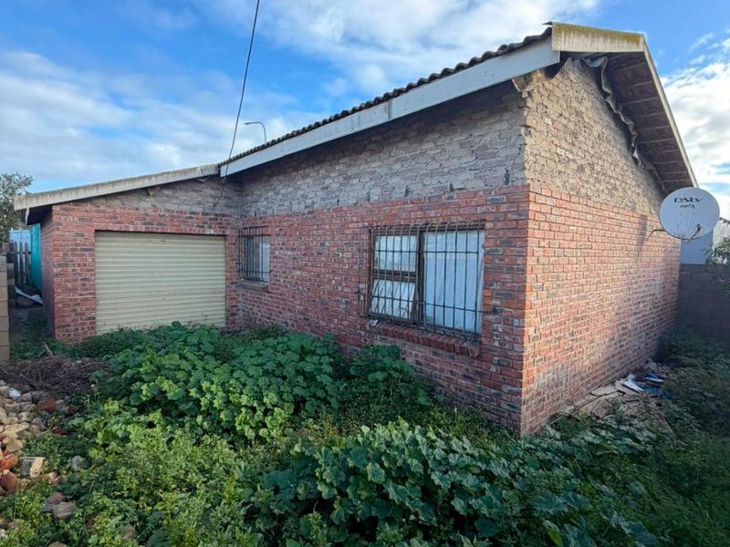 3 Bedroom Fixer-Upper Home with Garage For Sale in Kwanonqaba – R699 000 - Photo 8
