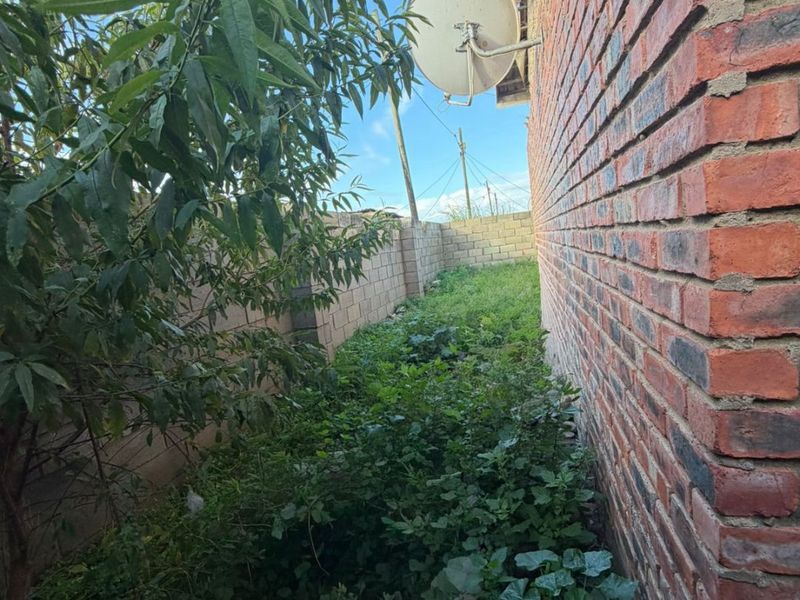 3 Bedroom Fixer-Upper Home with Garage For Sale in Kwanonqaba – R699 000 - Photo 7