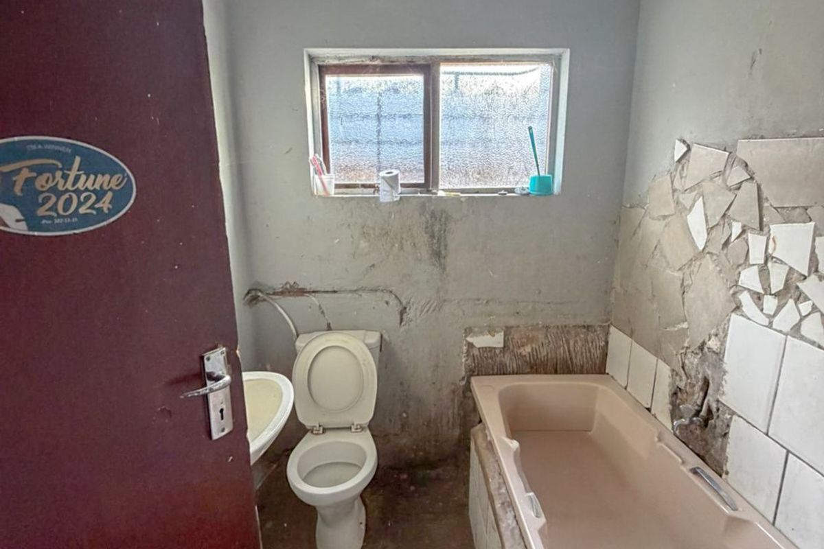 3 Bedroom Fixer-Upper Home with Garage For Sale in Kwanonqaba – R699 000 - Photo 5
