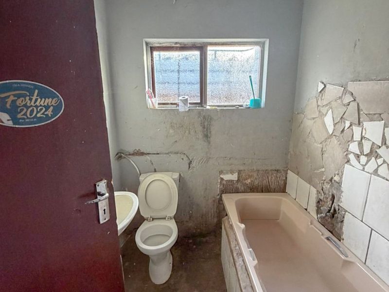 3 Bedroom Fixer-Upper Home with Garage For Sale in Kwanonqaba – R699 000 - Photo 5