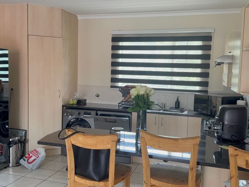 REAL ESTATE SERVICES INVITES YOU TO JANINE'S STYLISH NEW APARTMENT.  - Photo 5