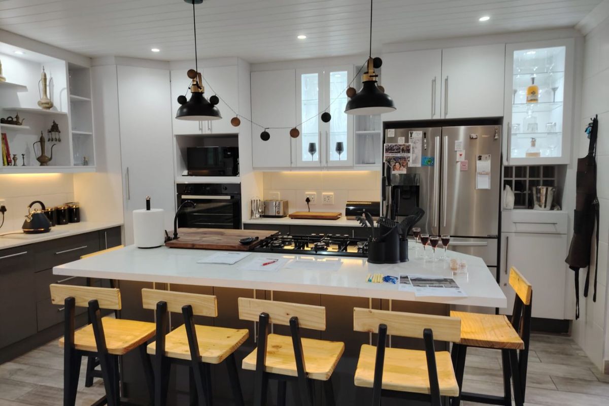 BEAUTIFUL, MODERN HOME WITH SPACE AND STYLE - Photo 5