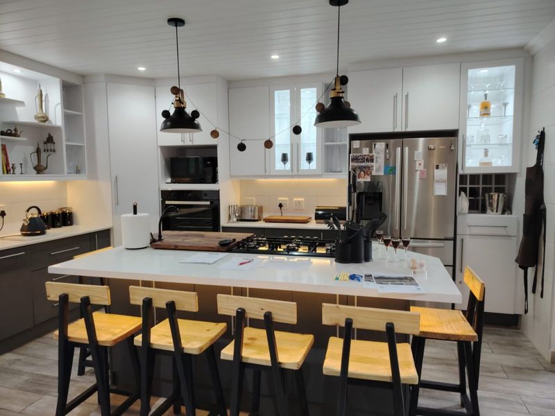 BEAUTIFUL, MODERN HOME WITH SPACE AND STYLE - Photo 5