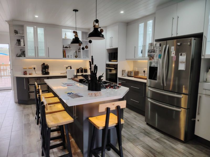 BEAUTIFUL, MODERN HOME WITH SPACE AND STYLE - Photo 6