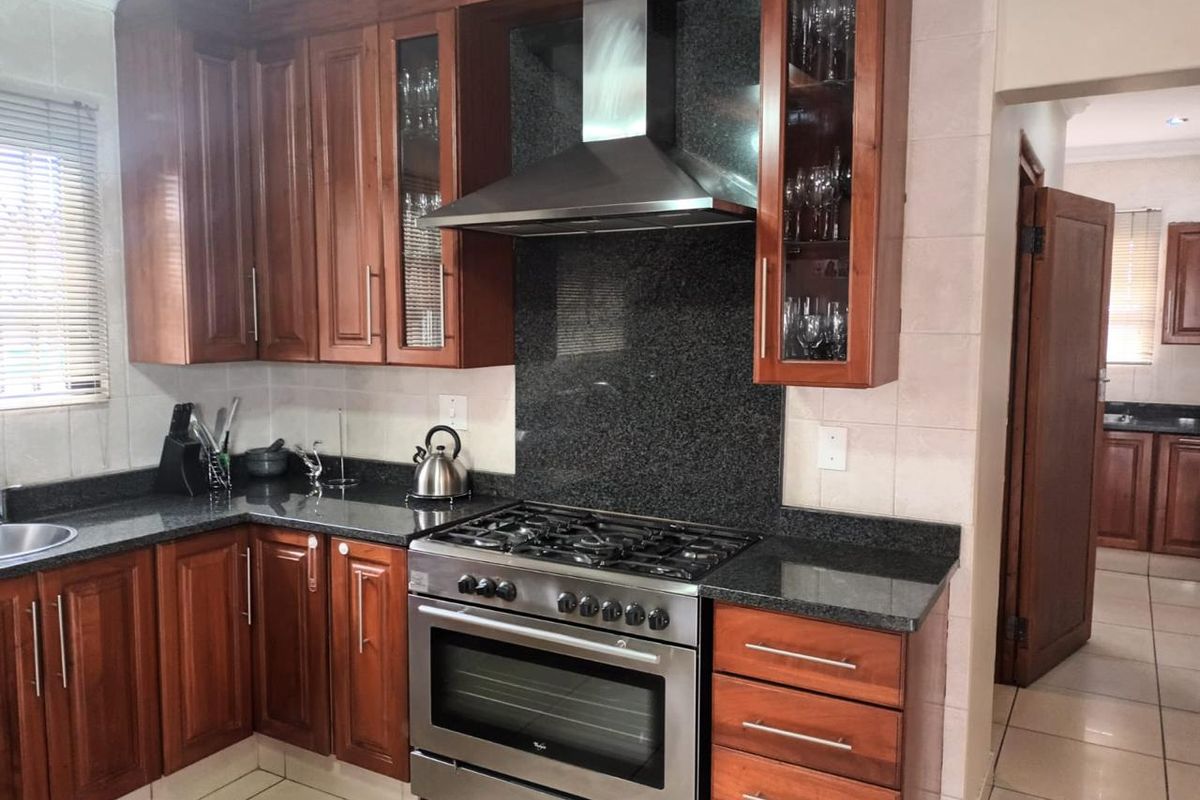 Discover the perfect blend of comfort, security, and modern convenience in this stunning 4-bedroom home situated in a sought-after security complex. - Photo 3