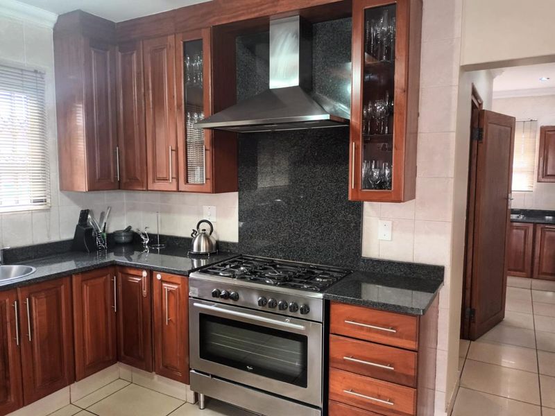 Discover the perfect blend of comfort, security, and modern convenience in this stunning 4-bedroom home situated in a sought-after security complex. - Photo 3