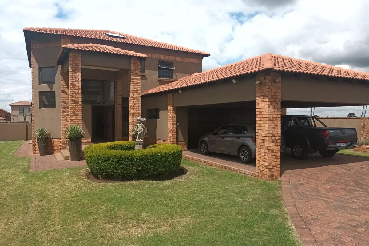 Discover the perfect blend of comfort, security, and modern convenience in this stunning 4-bedroom home situated in a sought-after security complex. - Photo 2