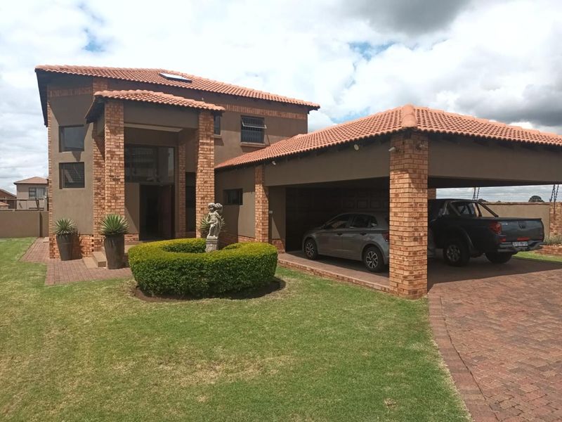 Discover the perfect blend of comfort, security, and modern convenience in this stunning 4-bedroom home situated in a sought-after security complex. - Photo 2