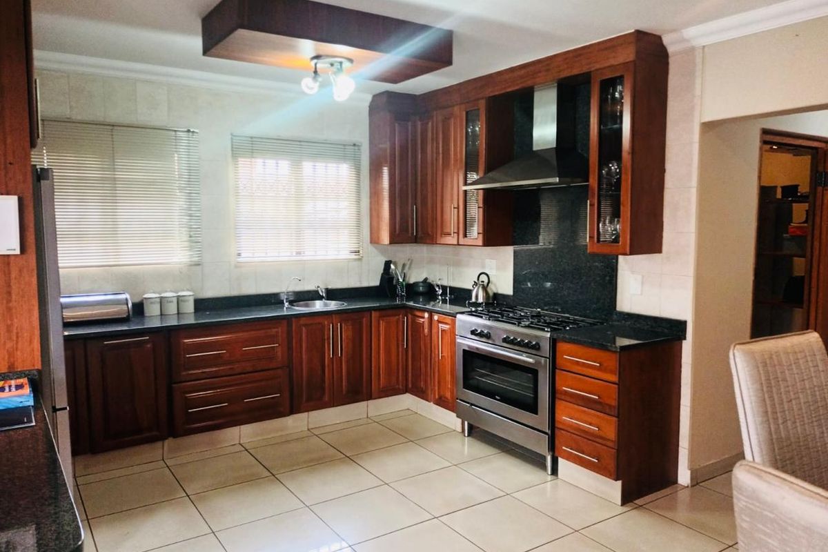 Discover the perfect blend of comfort, security, and modern convenience in this stunning 4-bedroom home situated in a sought-after security complex. - Photo 4