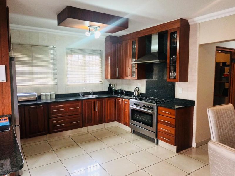 Discover the perfect blend of comfort, security, and modern convenience in this stunning 4-bedroom home situated in a sought-after security complex. - Photo 4