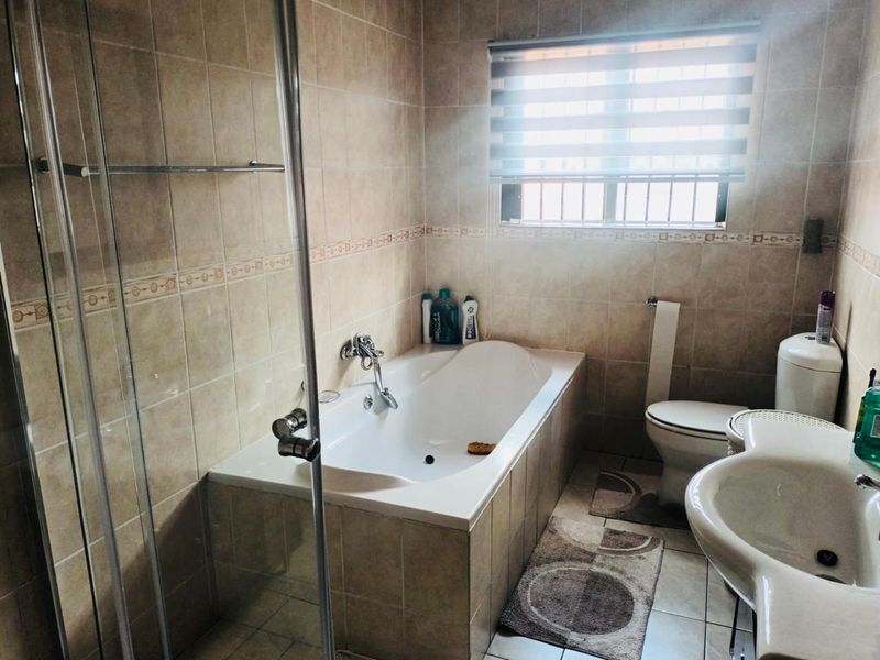 Discover the perfect blend of comfort, security, and modern convenience in this stunning 4-bedroom home situated in a sought-after security complex. - Photo 9
