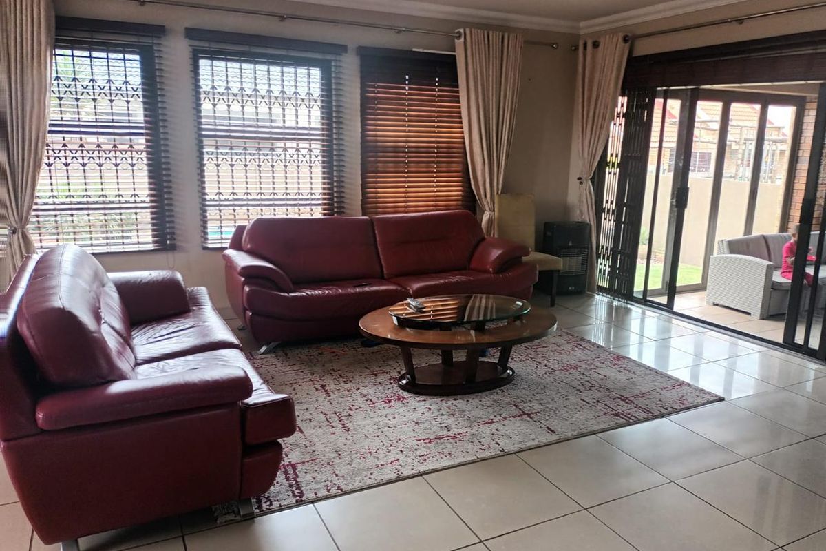 Discover the perfect blend of comfort, security, and modern convenience in this stunning 4-bedroom home situated in a sought-after security complex. - Photo 5