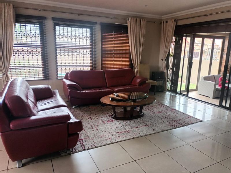 Discover the perfect blend of comfort, security, and modern convenience in this stunning 4-bedroom home situated in a sought-after security complex. - Photo 5