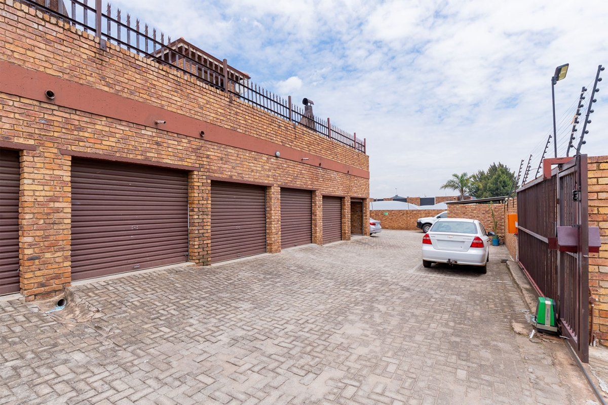 Stylish 2-Bedroom Flat with Modern Finishes & Secure Parking - Photo 4