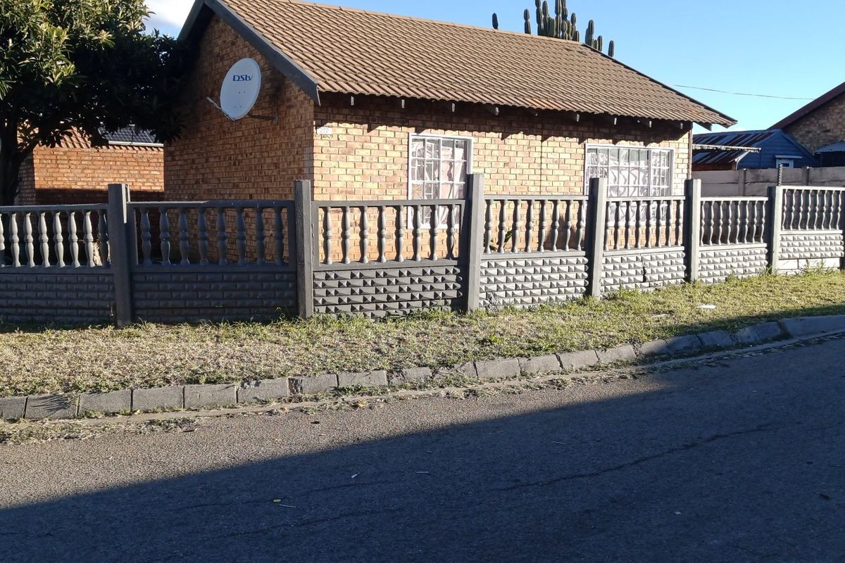 Newly Renovated 2 Bedroom Elandspoort - Photo 2