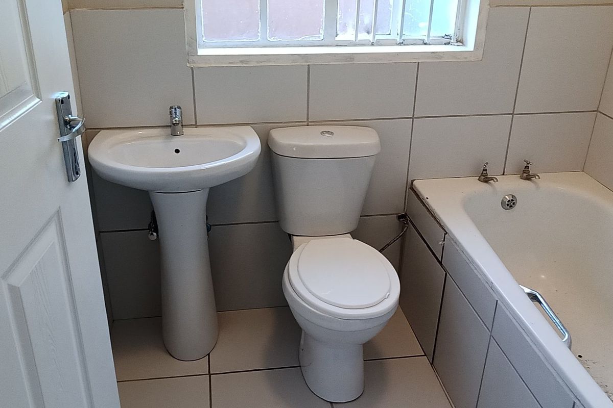 Newly Renovated 2 Bedroom Elandspoort - Photo 3
