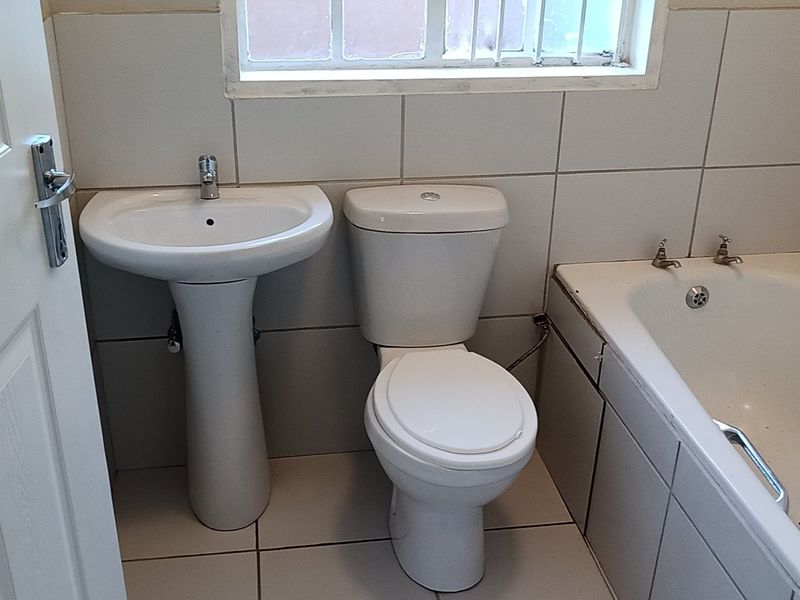 Newly Renovated 2 Bedroom Elandspoort - Photo 3