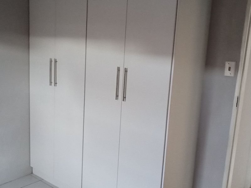 Newly Renovated 2 Bedroom Elandspoort - Photo 7