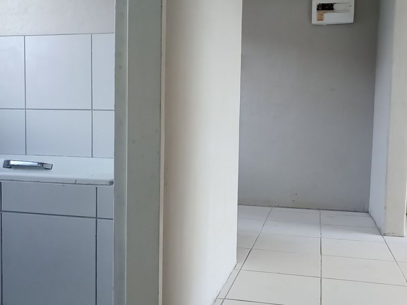 Newly Renovated 2 Bedroom Elandspoort - Photo 5